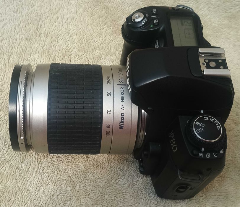 Aparat foto Nikon F80 cu obiectiv