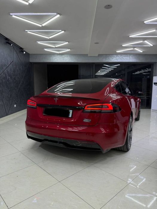 Tesla s plaid 1100 лс
