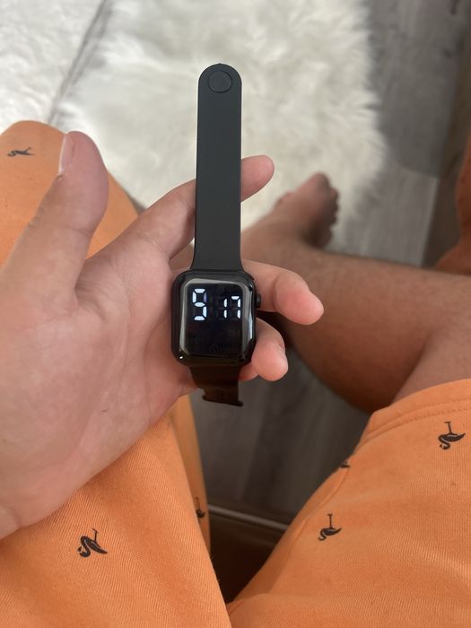 Vand ceas cu touch la moda  noi sigilate toate ceasurile la 150 lei