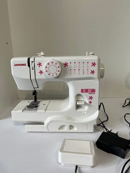 Продам швейную машинку Janome