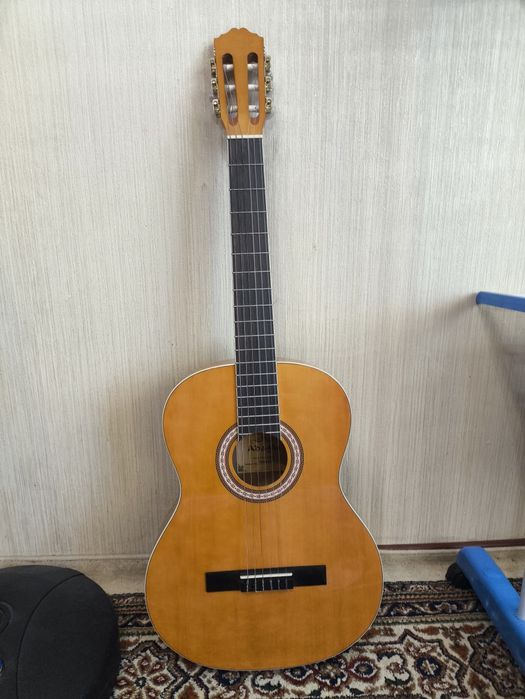Продам классическую гитару adagio kn39br
