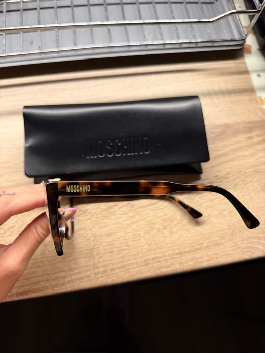Дамски слънчеви и диоптрични очила Moschino