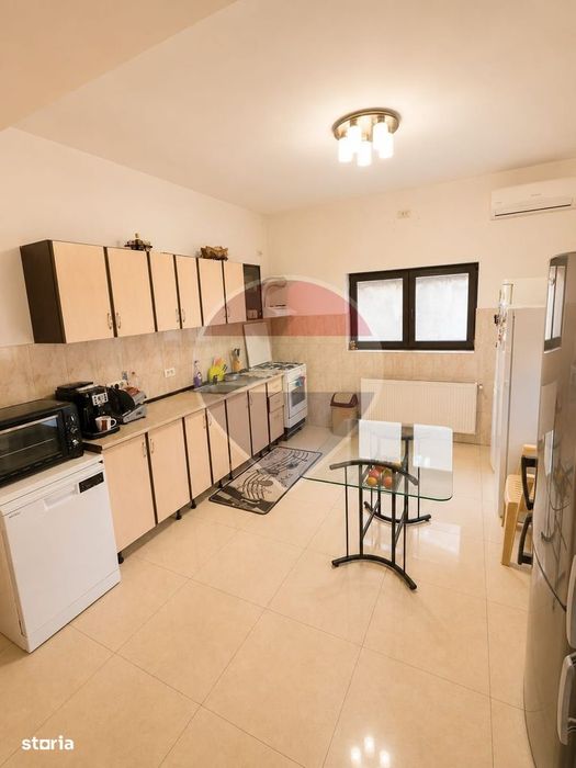 Casă / Vilă cu 12 camere de închiriat în zona Fundeni