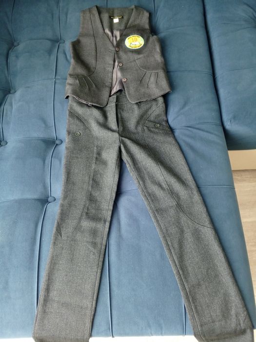 Продам за 1500 брюки,жилетку и рубашки