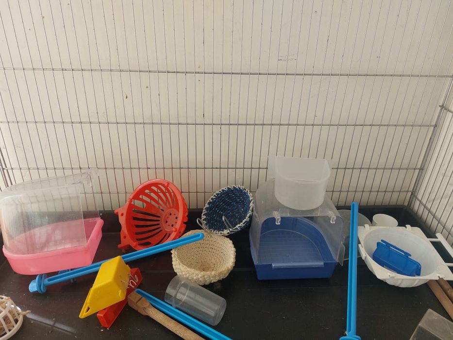 Продаю клетки для птицы и аксессуаров.