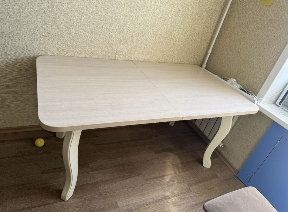 Продам стол и стулья.