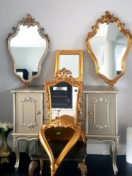 Oglindă veche cu ramă din lemn masiv