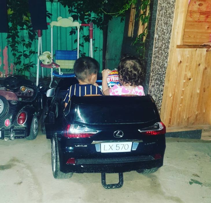 Детский электромобиль с планшетом