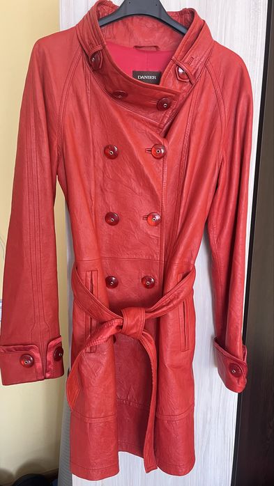 Кожено червено манто