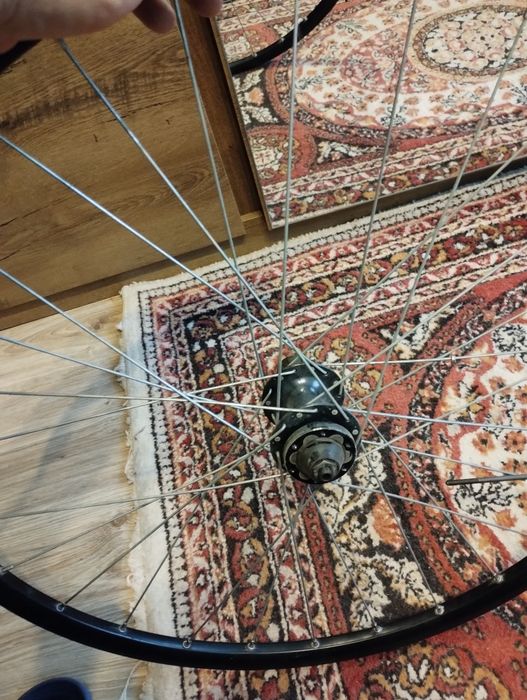 Roata de 28 inchi cu butuc disc de 28 gauri janta este crăpată
