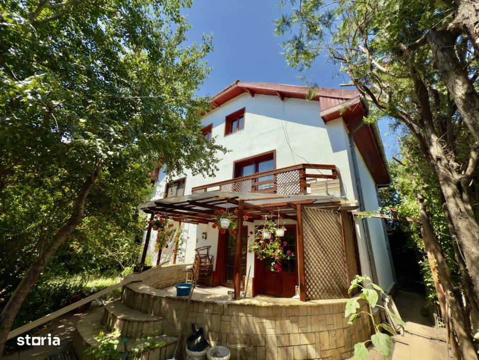 Vila spatioasa P+1+M de vanzare in Agigea | Teren 658 mp | Acces din 2