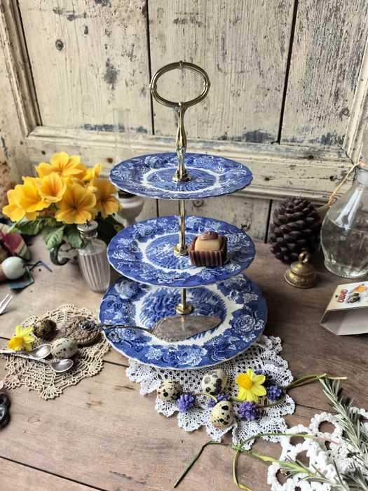 Английски порцеланов поднос на три нива 
​Описание:
П