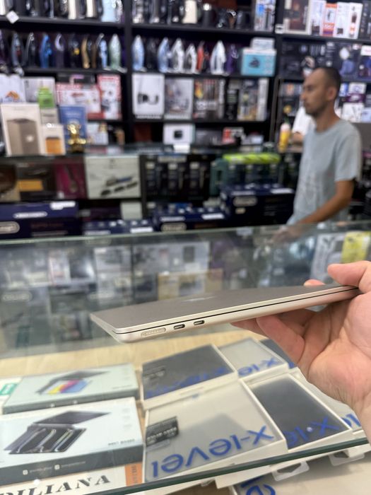 MacBook Air M3 13” 8/256GB Starlight