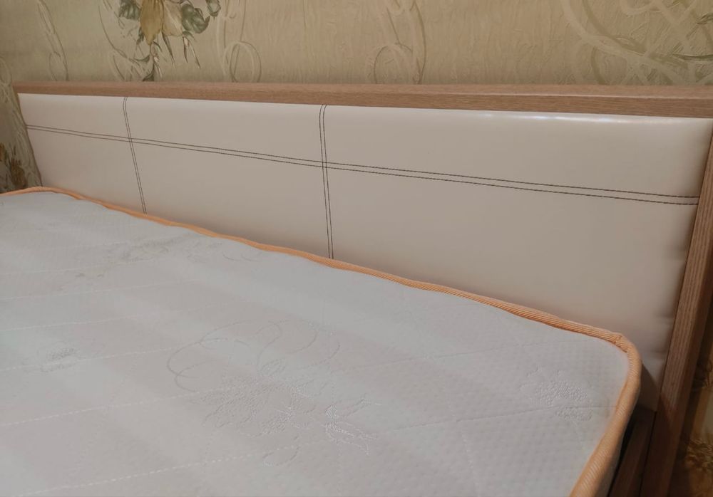 Двухспальная кровать с матрасом
