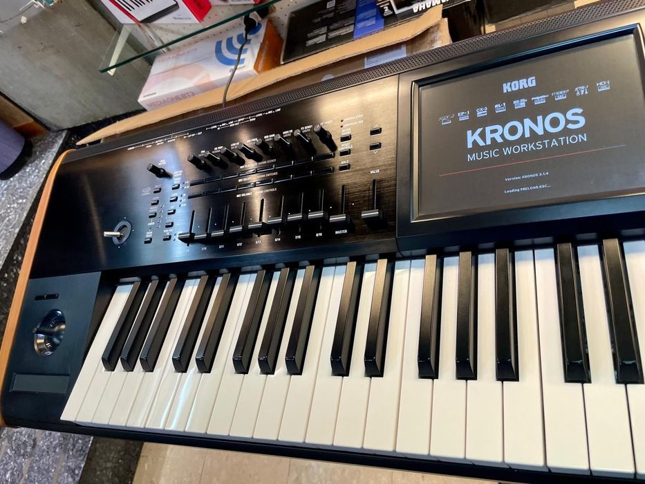 Korg Kronos 2 /73/RH3 (Nou) Japan