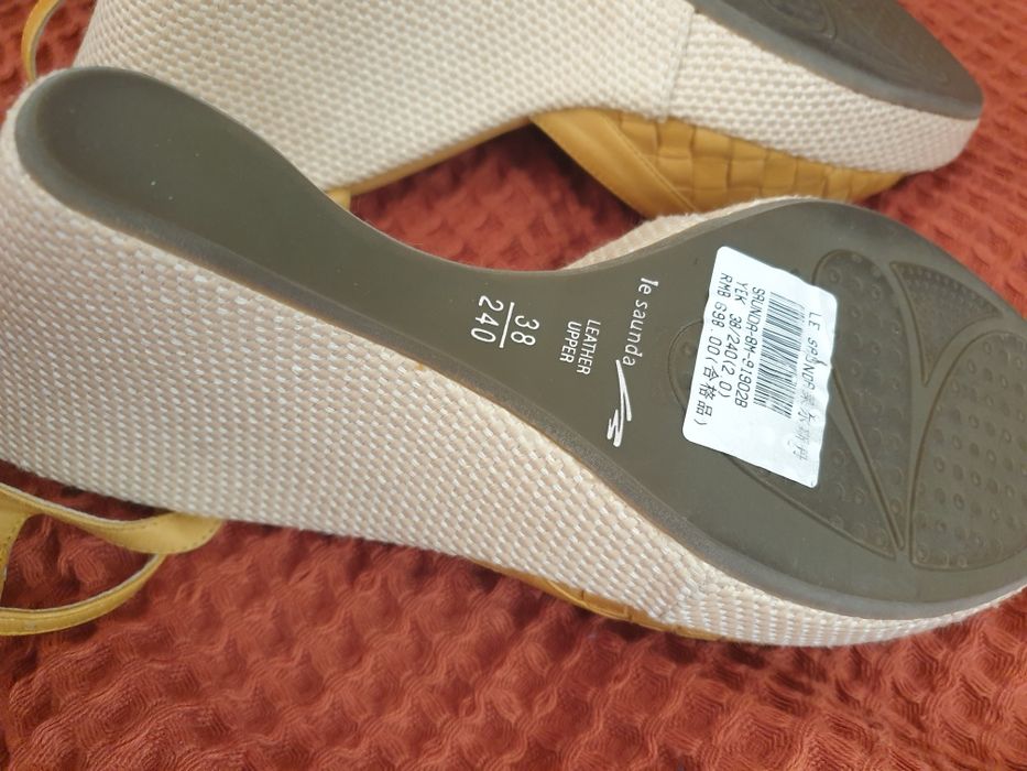 Босоножки новые продам