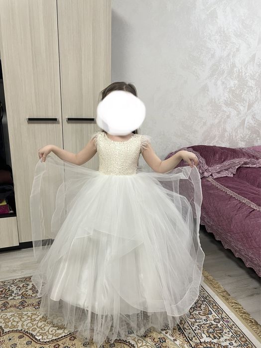 продам шикарное платье на девочку
