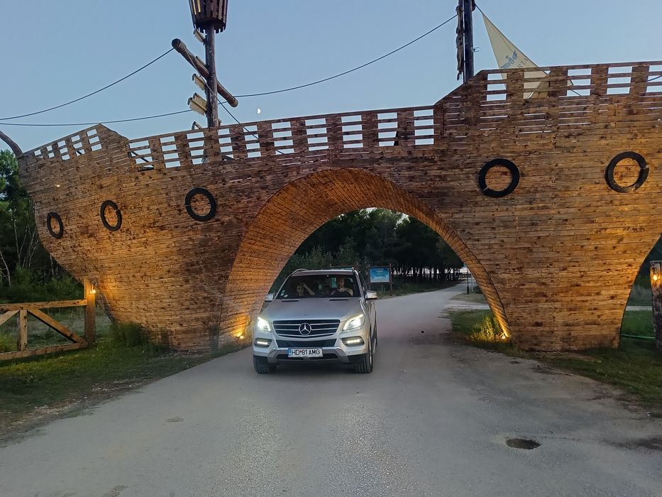 Vând Mercedes ML