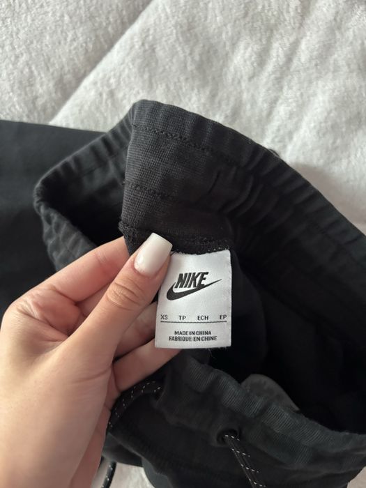 Оригинално долнище на Nike