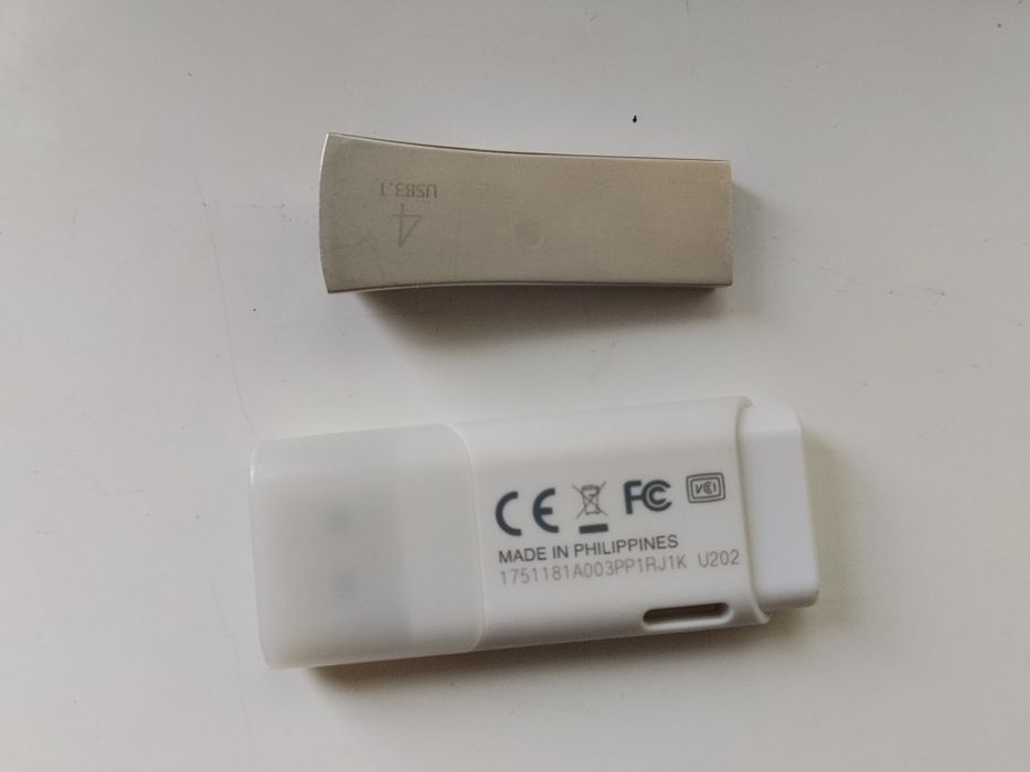 8gb Toshiba + 4 Samsung Original Fleshkalar Sotiladi 
Dostafka Yandex