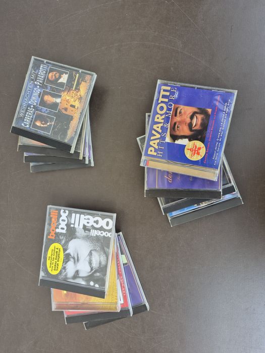 Vand Lot 40 CD muzică clasică mixta ,Andre Rieu, Andrea Bocelli, Placid Domingo, Careras, Luciano Pavarotti 

Artiști:

- F