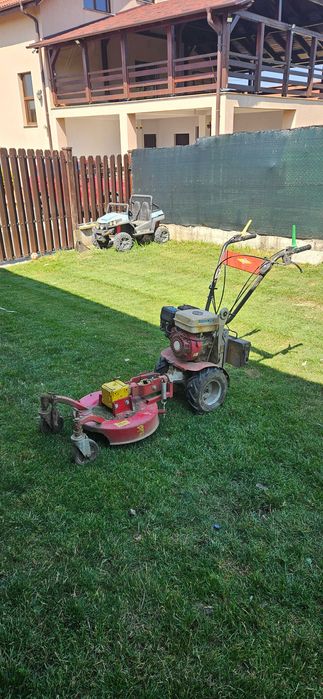 Motocoasa lama si gazon