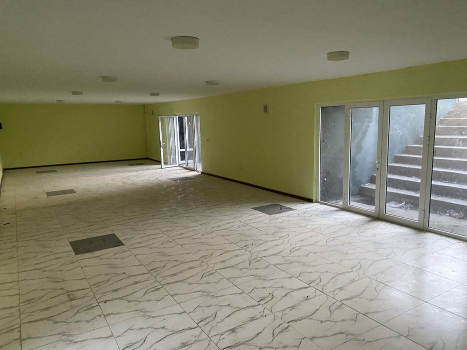 Buxoro viloyati peshku tumani markazidan 3 etajli obyekt sotiladi.