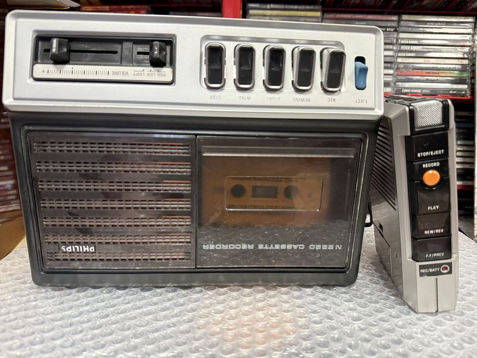 Кассетный магнитофон PHILIPS   1975 года!