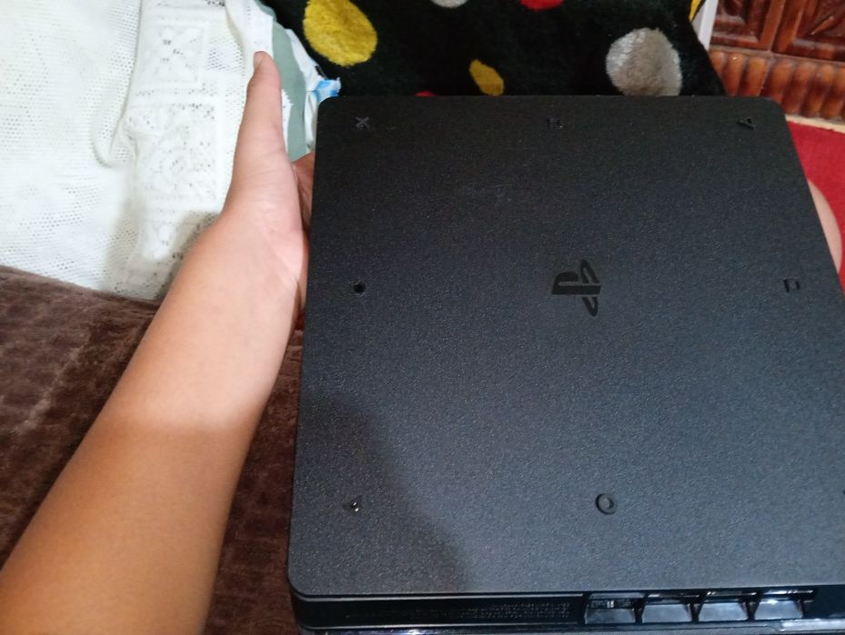 Vind PS4 slim 850lei va și nou