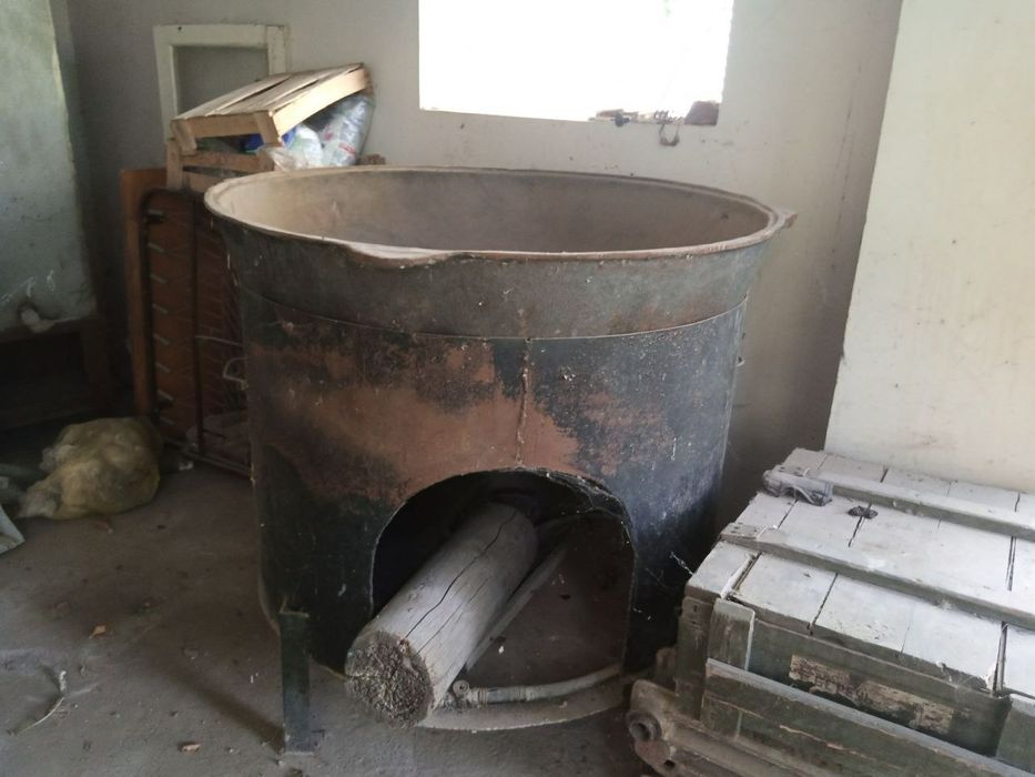 Чугунный казан с очагом
