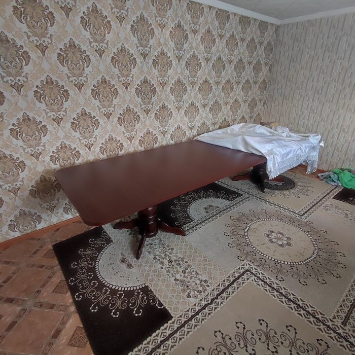 Стол и стулья для гостинной