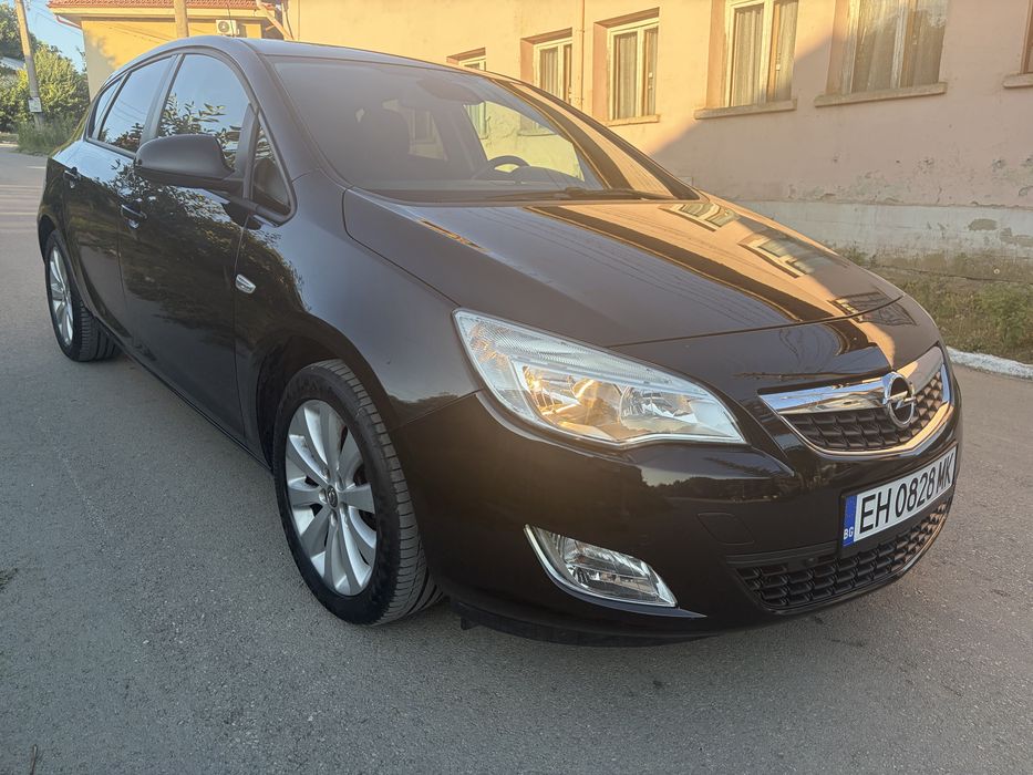 Opel Astra / Автоматик / Подгрев седалки и волан / Автопилот
