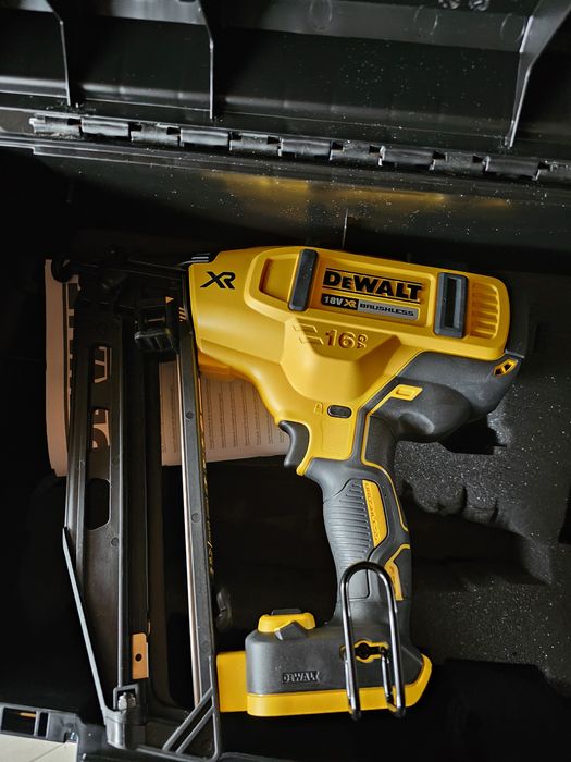 Pistol cuie dewalt DCN660