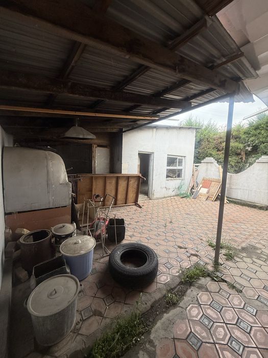 Сергели мошина бозор рупараси 5  сотих 4 хона ховли яшаб турилган уй