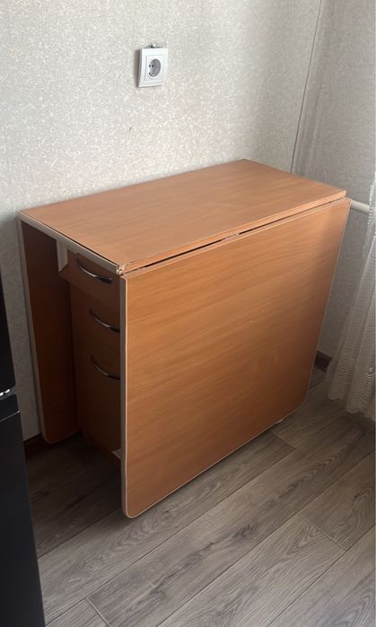 Продам стол кинжку