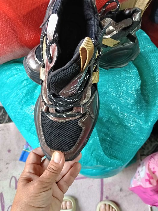 Adidași aproape noi