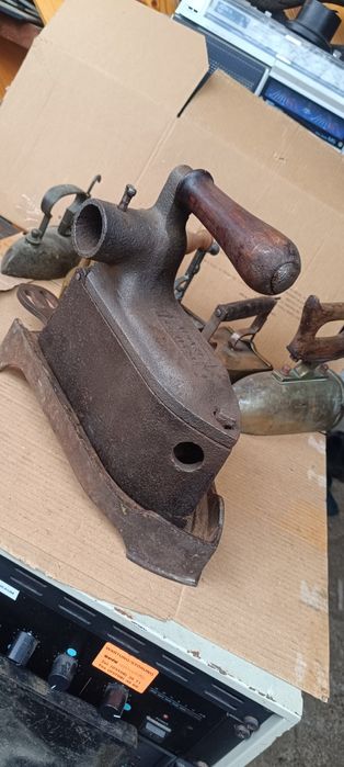 Un vechi fier de călcat pe jar