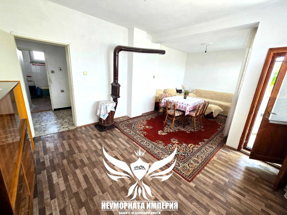 Двуетажна къща с постройки 320РЗП с 1430кв. двор село Конуш