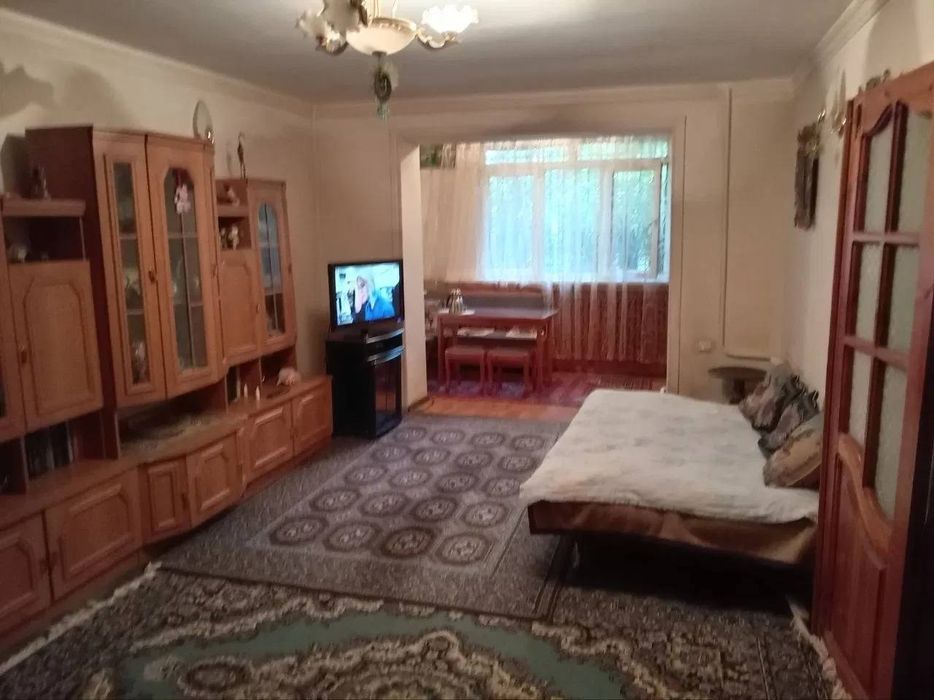 ЮнусРаджабий квартира 3х комнатная на 2 этаже  срочно