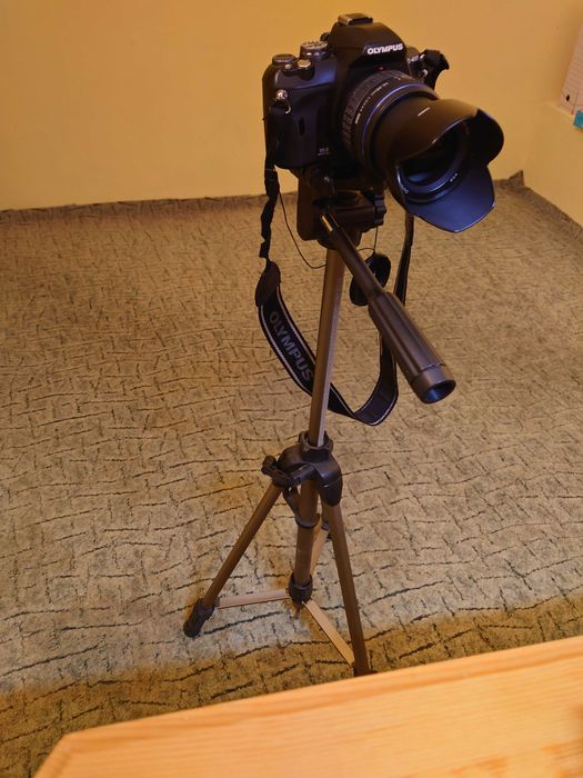 Продавам компактен огледален фотоапарат Olympus E-410 - Пълен комплект