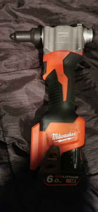 vand pistol pentru pop-nituri cu acumulator Milwaukee M12 BPRT.