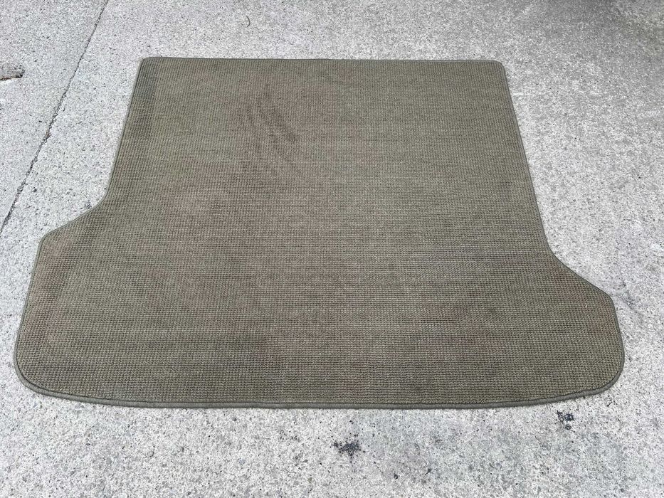 Продавам ОРИГИНАЛНА стелка/постелка за багажник за Волво/Volvo!