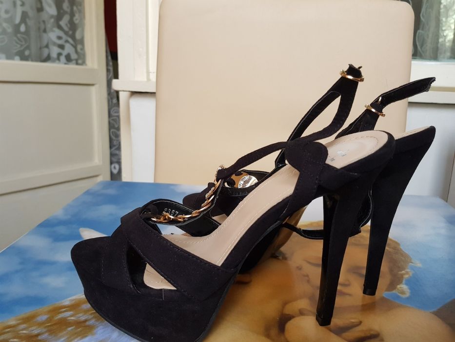 Sandale cu toc noi