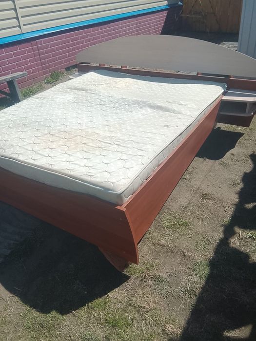 Продам кровать с тумбочкой