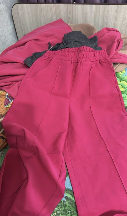 Розовый костюм.