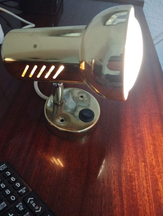 Лампа за стена с топла светлина