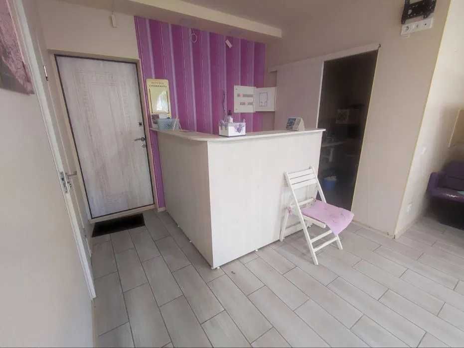 Стойки ресепшн для офиса, салона красоты, магазина, кафе