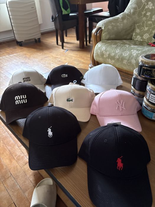 Vand sepci de firma Lacoste, Miu Miu, Polo Ralph Lauren