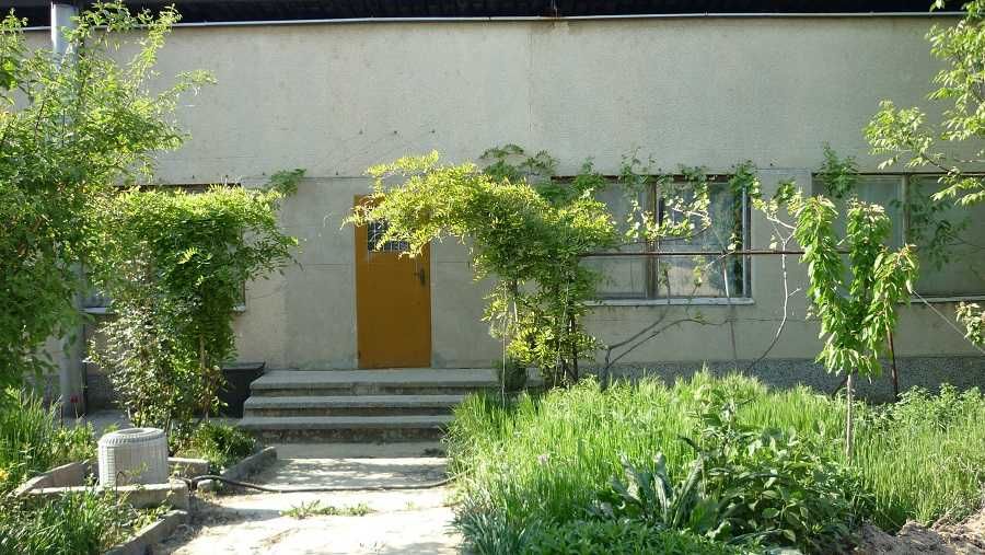 Собственикът продава две сгради в индустриална зона