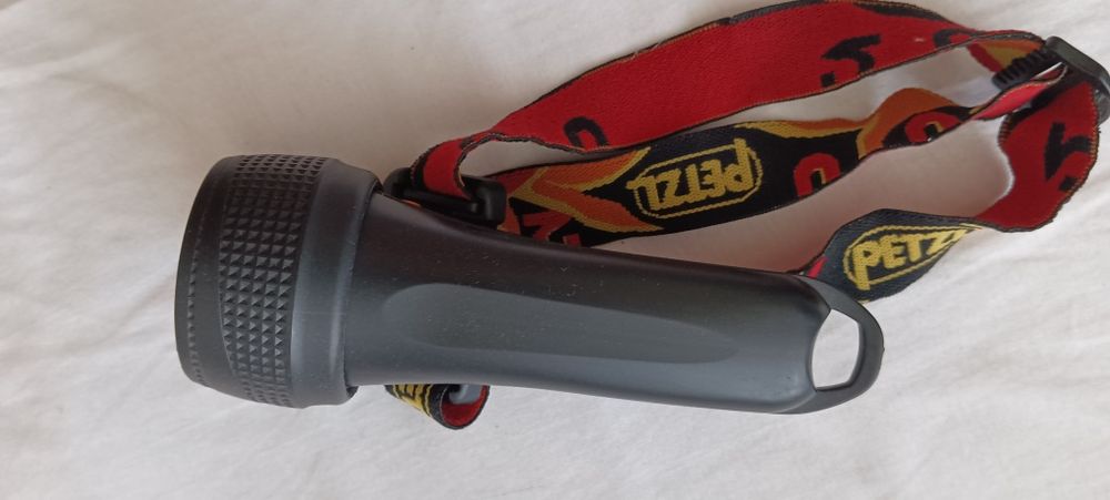 Палатка за къмпинг с подарък нов подвижен душ, малка лампа и челник.